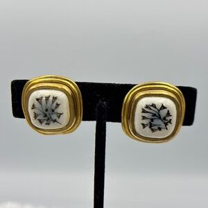 Vintage 1960s–70s White Enamel Floral Screw-Back‎ Earrings Gold Tone